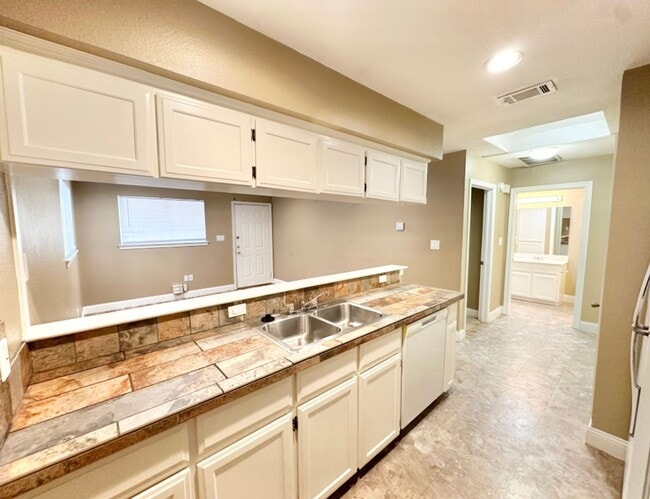 Photo - Perfect Student Retreat – Private 1BR Cottage with Washer/Dryer Near UNT