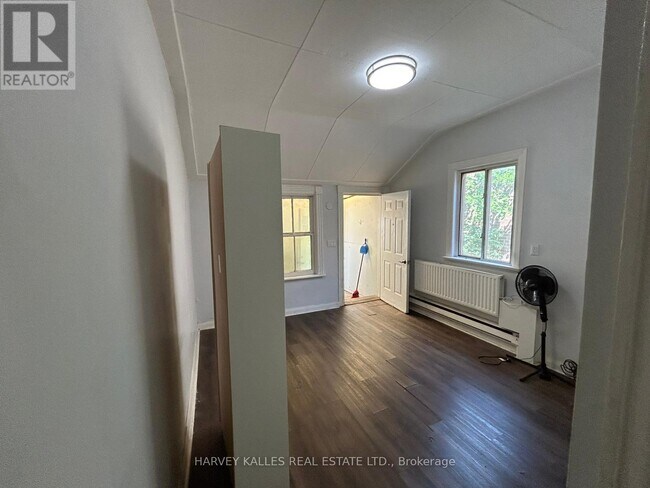 Photo - 1098 Bathurst Street