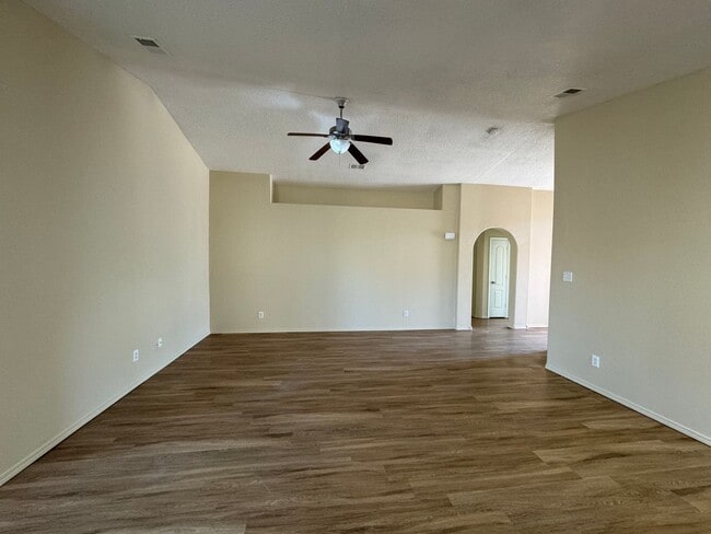 Photo - 3 bed 2 bath home in Huning Ranch!
