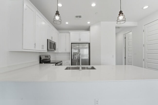 Building Photo - Like New Luxurious Modern 3 Bedroom 2 Bath...