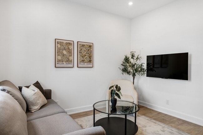 Photo - 887 Somerset St W Unité 101