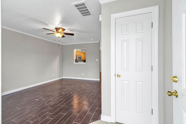 Photo - 300 Streamwood Dr