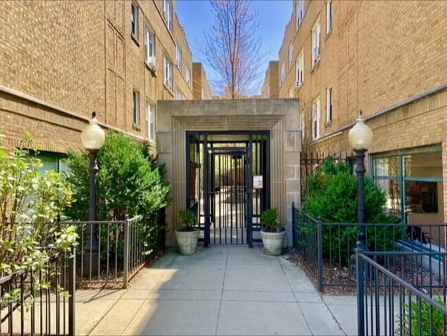 Building Photo - 677.5 W Wrightwood Ave Unit GDN