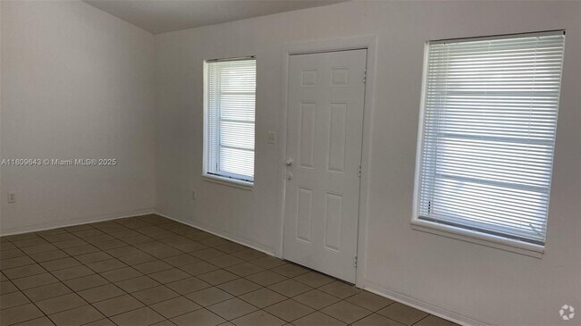 Building Photo - 840 SW 7th St Unit 842 Rental