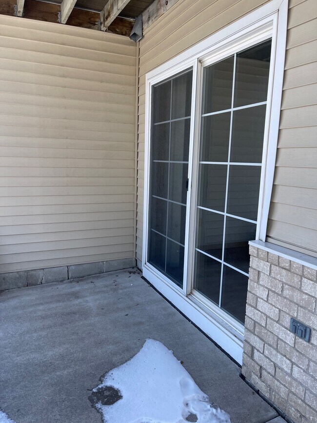 Patio door and patio to enjoy outside - 2240 Ranchview Ln N