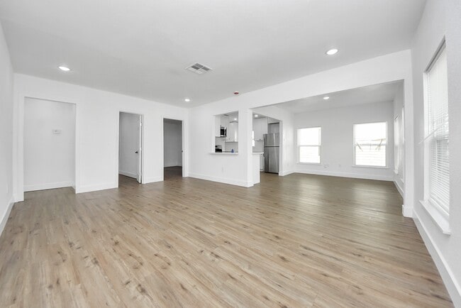 Building Photo - 1203 W 6th St