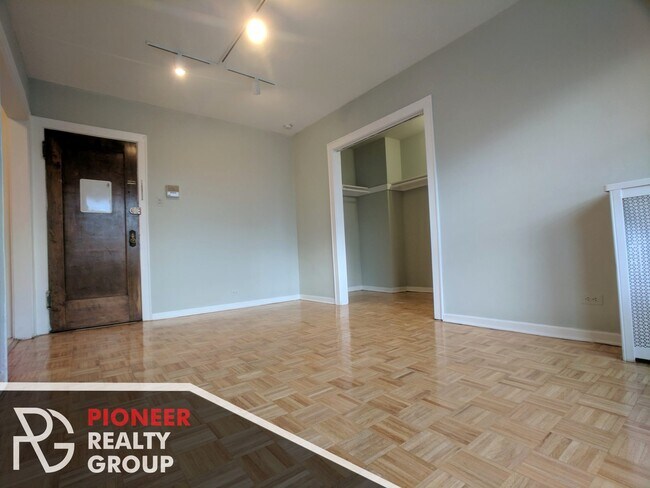 Photo - 739 W Belmont Ave