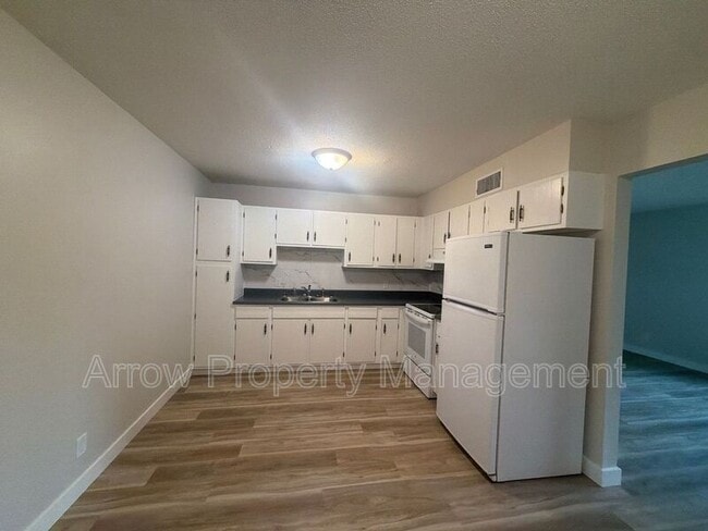 Photo - 650 E 12th St