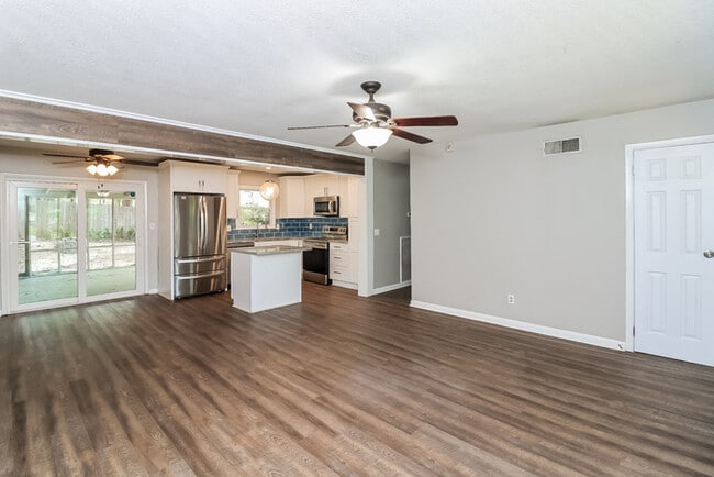 Photo - 3293 Chisholm Trail SW