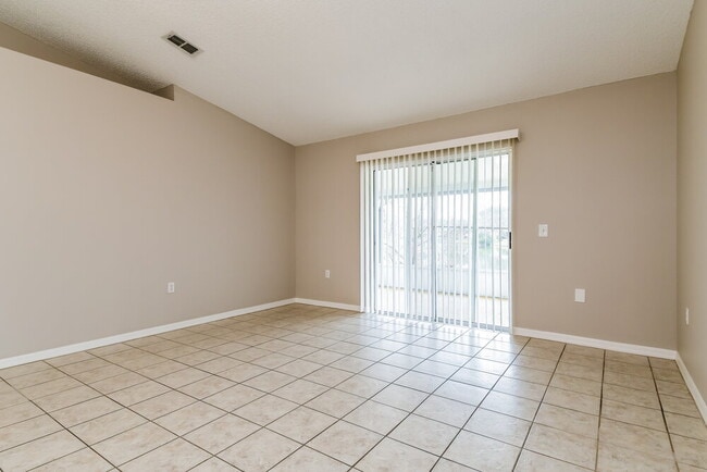 Photo - 65 Reeding Ridge Dr W