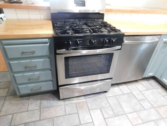 Photo - Spacious 3bd 2.5ba Quiet location.