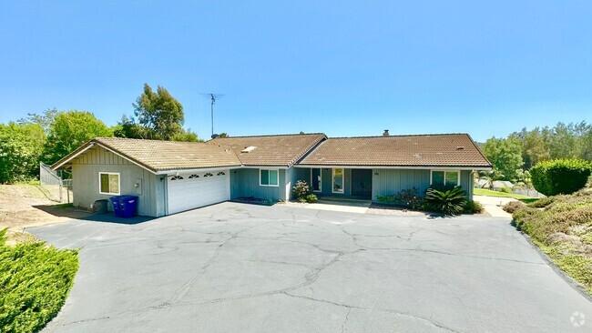 Building Photo - Beautiful Ranch-Style, Single-Story, on Co... Rental
