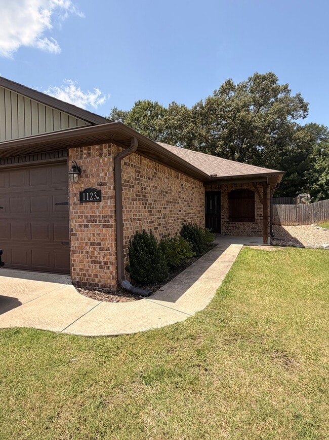 Building Photo - 1123 Springhill Rd