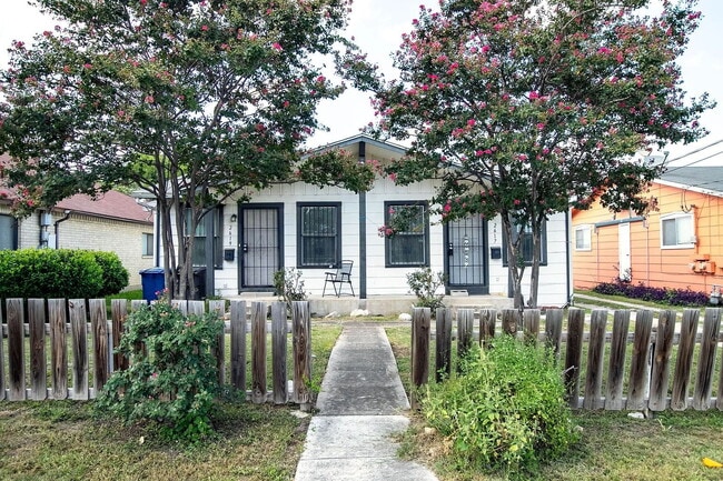 Photo - Cozy 1 Bed, 1 Bath Duplex A Block From Woo...