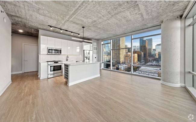 Building Photo - 216 W Chicago Ave Rental