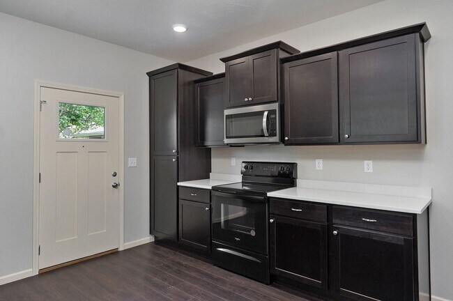 Photo - 1320 E Elm St Unit Elm 1320  C