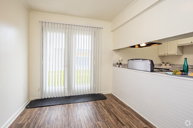 2BR, 2BA - 1,020SF