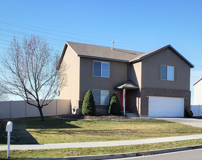 Building Photo - 262 Wellington Dr