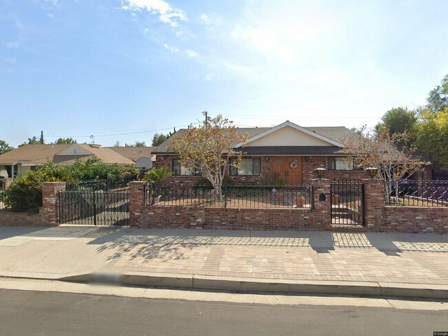 Building Photo - Rare opportunity! 2 Properties Available f... Rental
