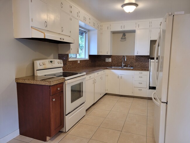 KITCHEN WITH DISPOSAL, RAISED DISHWASHER, RANGE AND FRENCH-DOOR BOTTOM FREEZER REFRIGERATOR - 5955 SW 179th Ave Rental