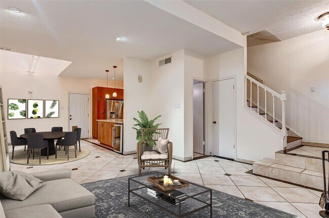 Building Photo - 7350 Kirby Dr Unit 5