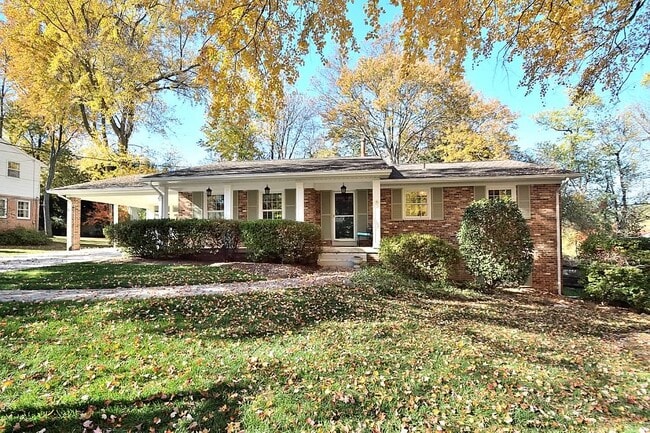 Photo - 610 John Marshall Dr NE