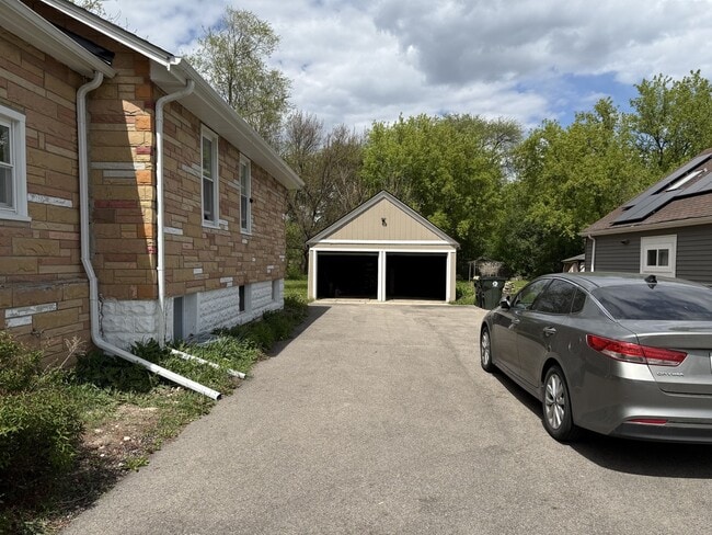 Photo - 208 W Nippersink Rd