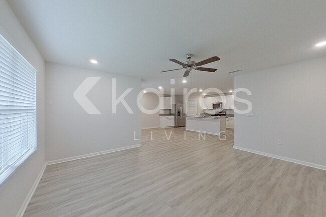 Photo - 212 Monarch Ln
