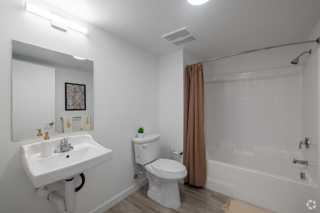 2BR, 2BA - 650SF - Bathroom