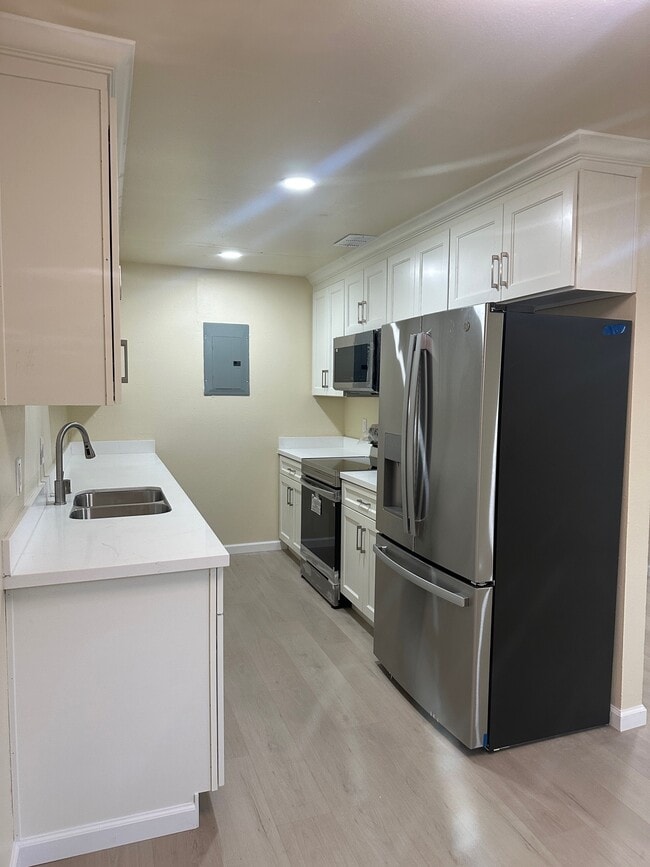 Building Photo - 1341 Drake Dr Unit A