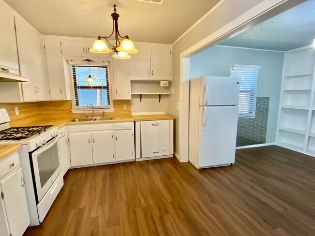 429 W Hurd St