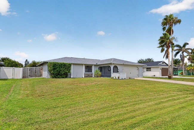 Photo - 825 SE Starflower Ave