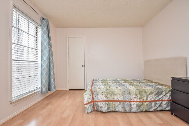 Photo - 800 Country Pl Dr