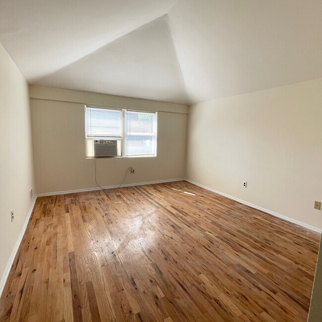 Master Bedroom - 260 Clifton Ave Apartment Unit 1