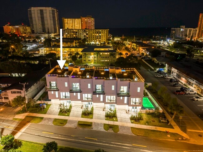 Building Photo - 1006 N Riverside Dr