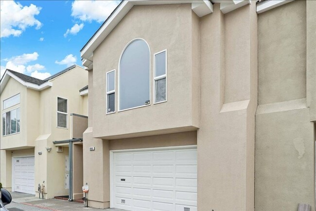 Photo - Fabulous 2 bed Plus Den, 1 bath in San Fra...