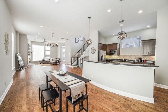 Photo - 904 Roy St