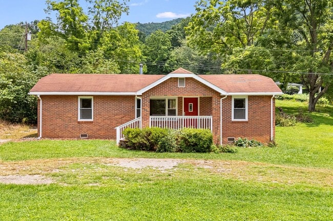 Building Photo - Charming 2-Bedroom in Candler with Large Y... Rental