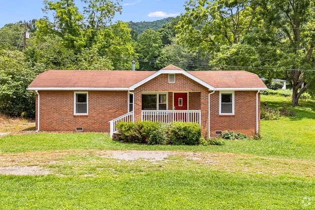 Building Photo - Charming 2-Bedroom in Candler with Large Y... Rental