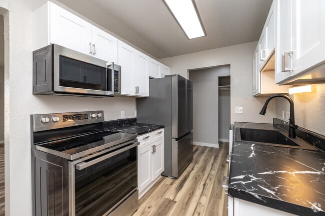 2BR, 1BA - 975SF - Kitchen