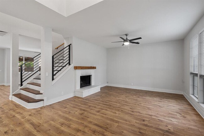 Photo - 1203 Thackeray Ln