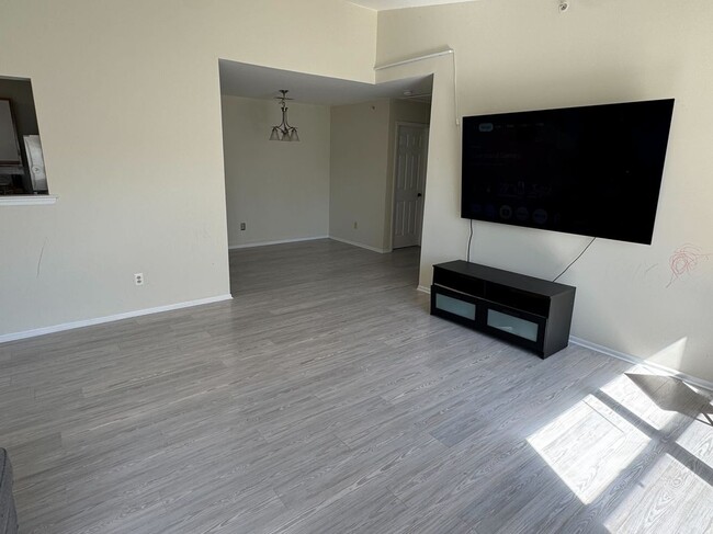 Photo - 380 Keswick Dr