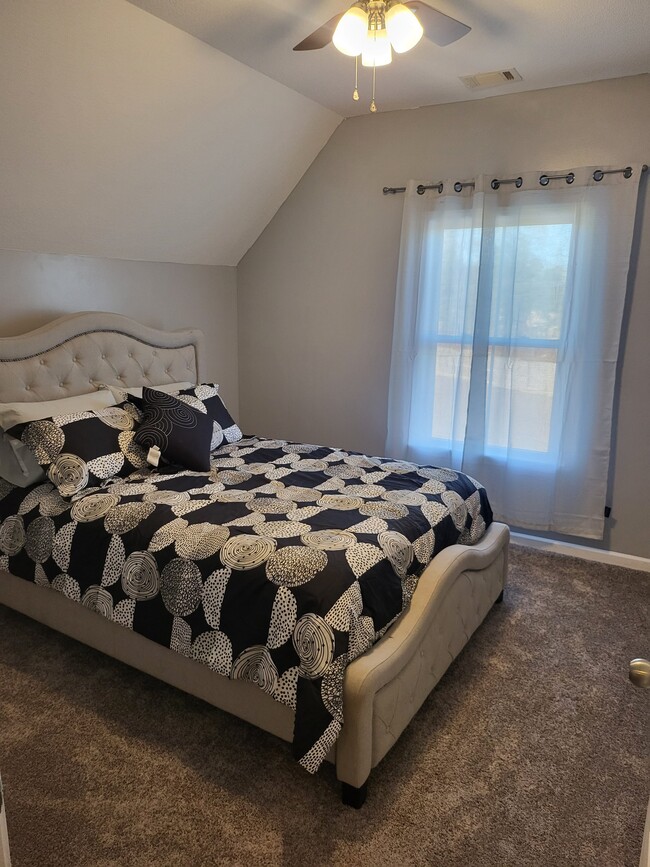 Photo - 208 Piedmont Ln