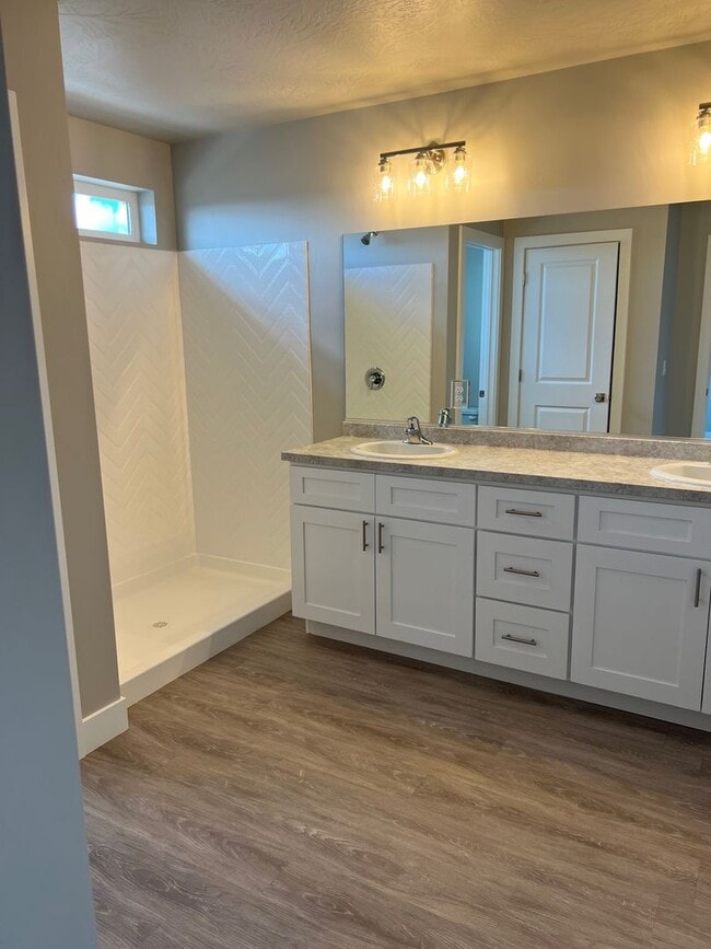 Building Photo - Townhome in Cedar Bend HOA