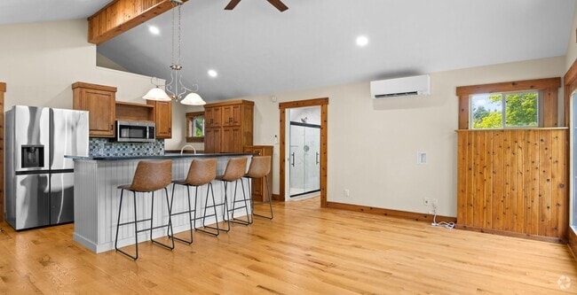 Building Photo - 3-Bedroom Home with Peekaboo Views of Silv...