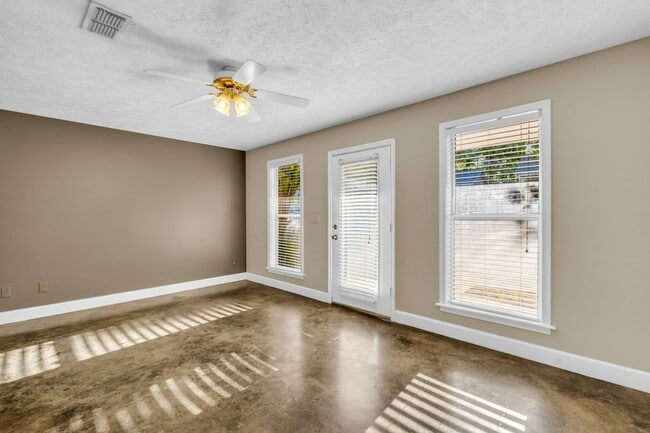 Photo - 112 W Gillespie St