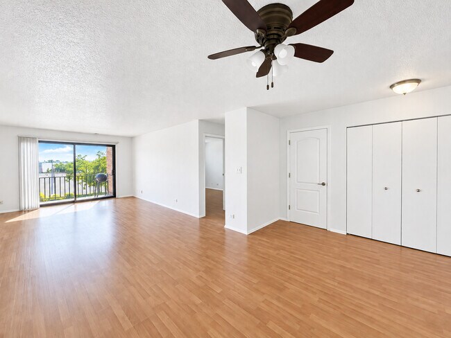 601 W Huntington Commons Rd