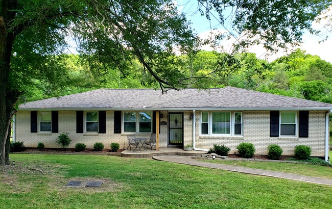 Photo - 1404 Winthorne Drive