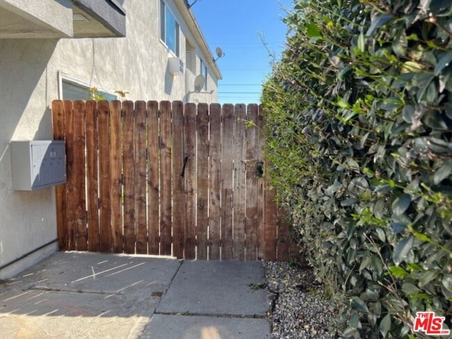 Photo - 2210 S Sycamore Ave Unidad 3