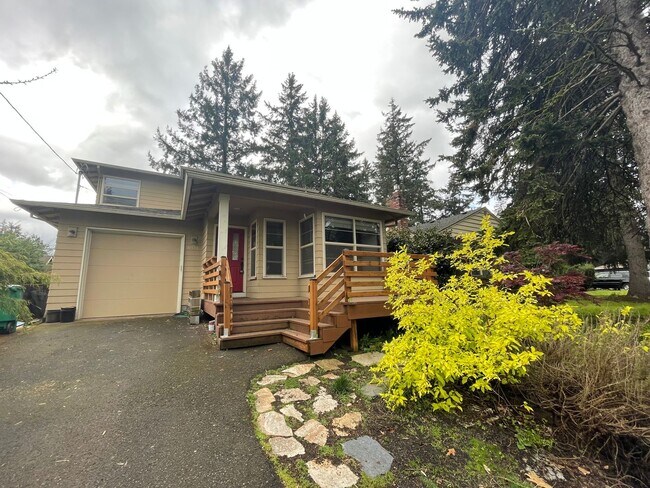 Building Photo - SE Portland ~ Great 4 Bed 2 Bath House in ...